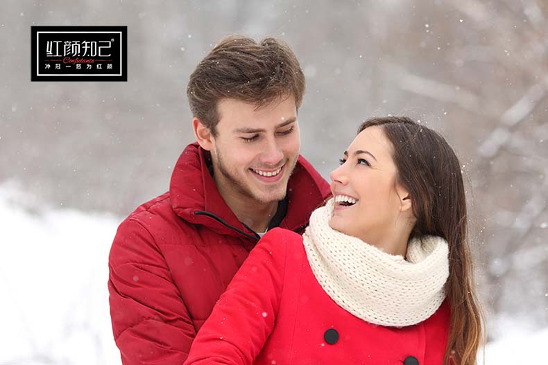 摄图网_304124313_一见钟情的侣在冬季户外下雪时坠入爱河（企业商用）.jpg